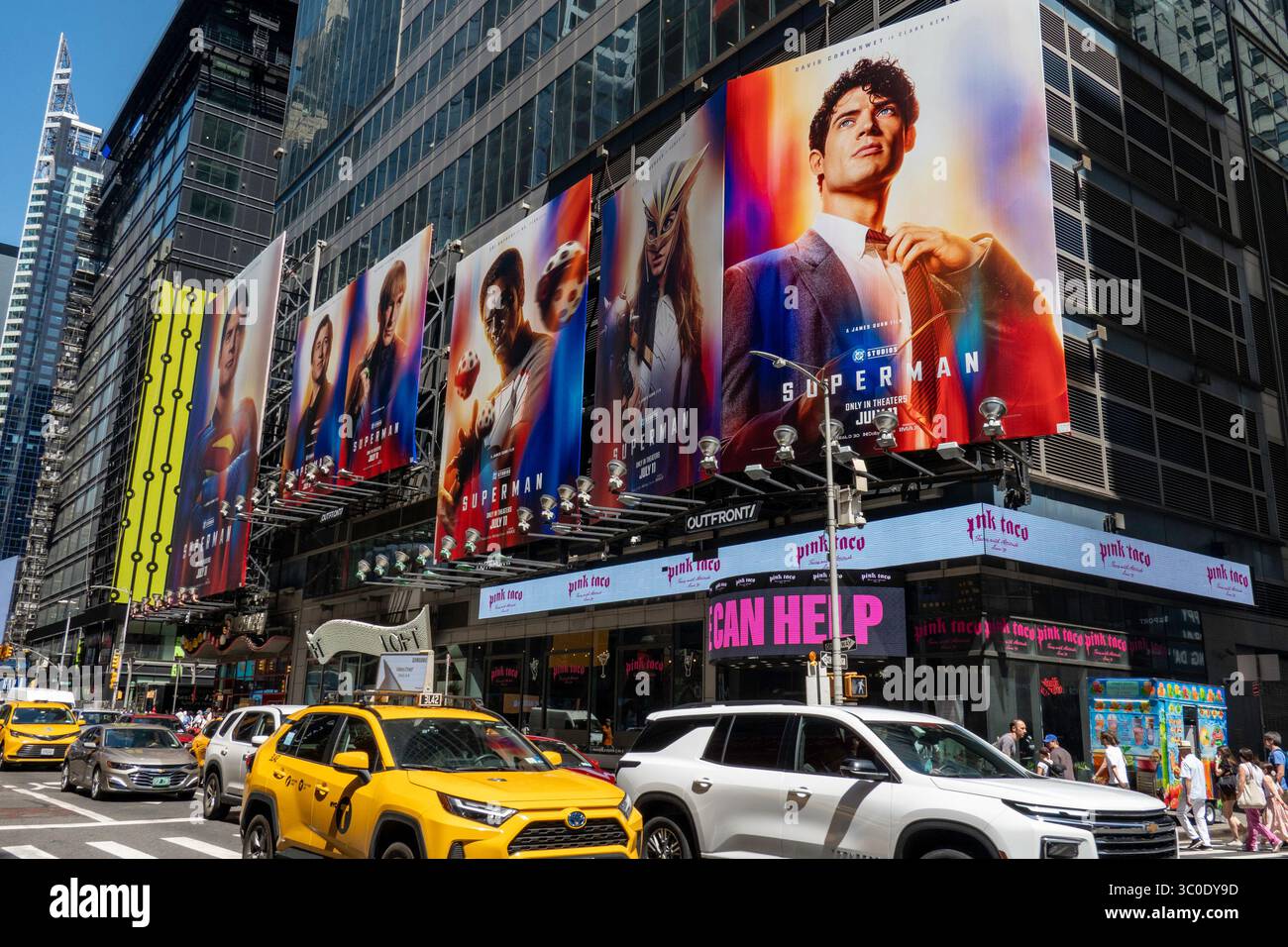 Enormi cartelloni elettronici sulla settima Avenue nel quartiere di Times Square che pubblicizzano il film Superman 2025, New York City, Stati Uniti Foto Stock