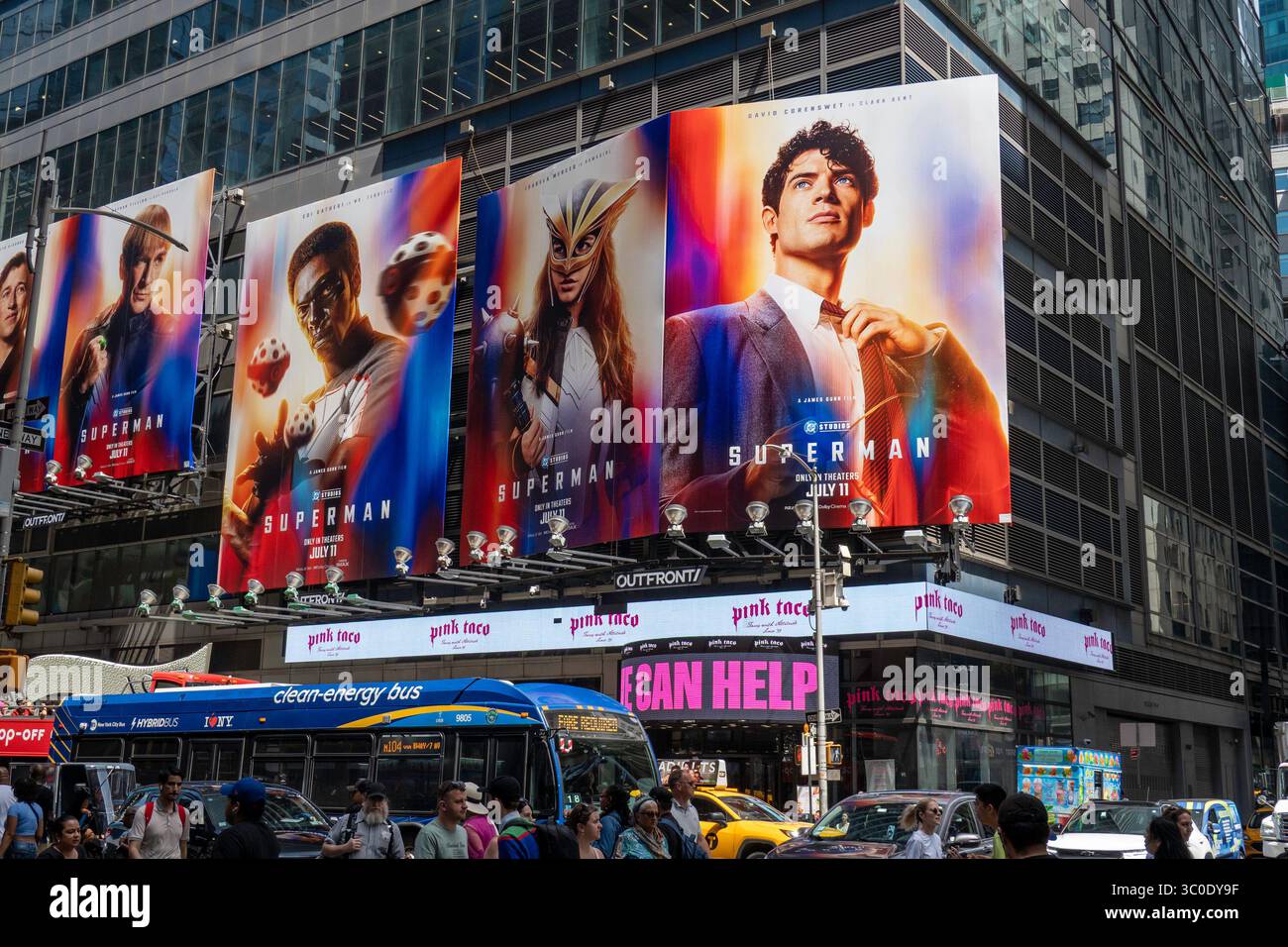 Enormi cartelloni elettronici sulla settima Avenue nel quartiere di Times Square che pubblicizzano il film Superman 2025, New York City, Stati Uniti Foto Stock