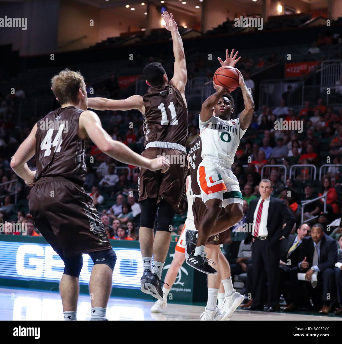 9 novembre 2018: La guardia dei Miami Hurricanes Chris Lykes (0) spara al cesto sopra la guardia dei Lehigh Mountain Hawks Jordan Cohen (11), come centro NIC Lynch (44) segue l'azione, durante la partita di basket maschile NCAA tra i Lehigh Mountain Hawks e l'Università di Miami Hurricanes al Watsco Center di Coral Gables, Florida. Gli Hurricane vinsero 83-62. Mario Houben/CSM(immagine di credito: &Copy; Mario Houben/CSM tramite cavo ZUMA) Foto Stock
