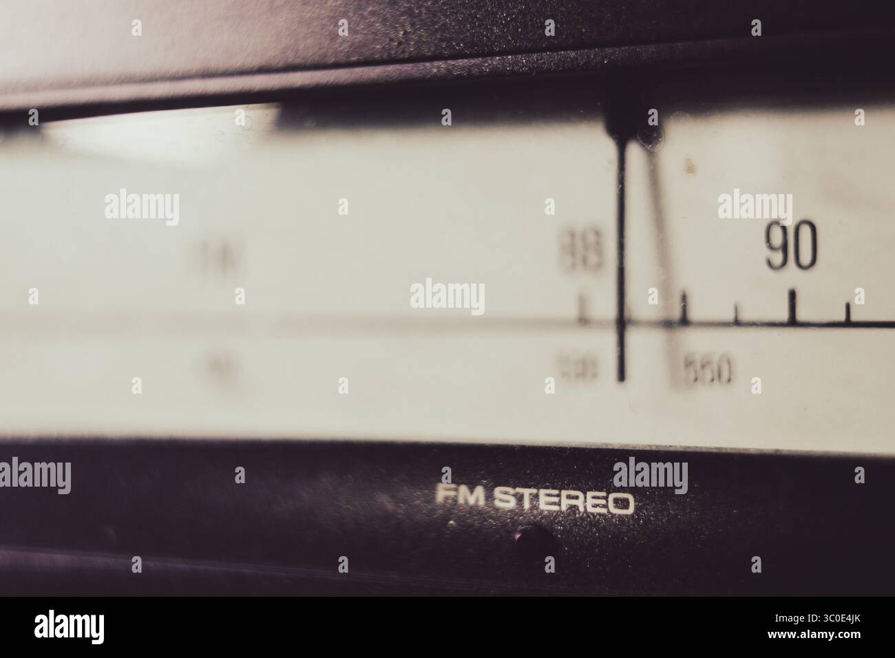 Frequenze radio in megahertz e kilohertz, composizione macro del pannello di controllo radio. Foto Stock