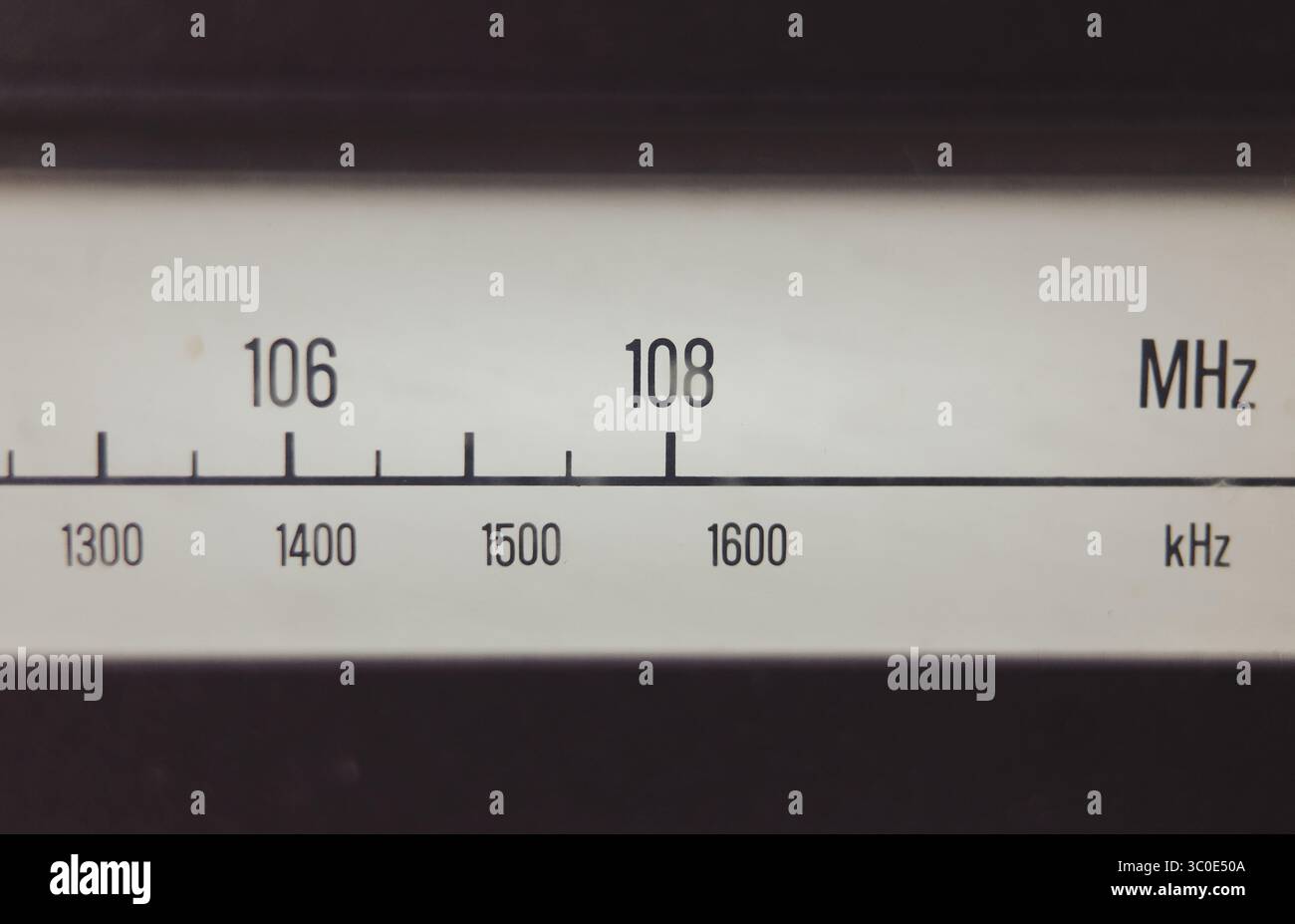Frequenze radio in megahertz e kilohertz, composizione macro del pannello di controllo radio. Foto Stock