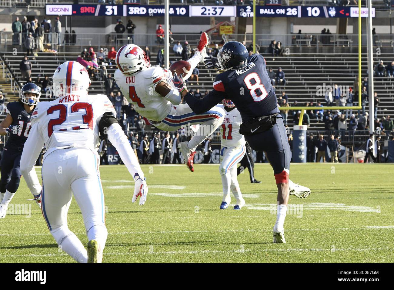 10 novembre 2018 - East Hartford, CT, USA - Southern Methodist safety Mikial Onu (4) non riesce a trovare la maniglia su un passaggio destinato al tight end del Connecticut Aaron McLean (8) durante il primo tempo al Rentschler Field di East Hartford, Conn., sabato 10 novembre 2018. SMU ha vinto, 62-50. (Immagine di credito: © John Woike/Hartford Courant/TNS via ZUMA Wire) Foto Stock