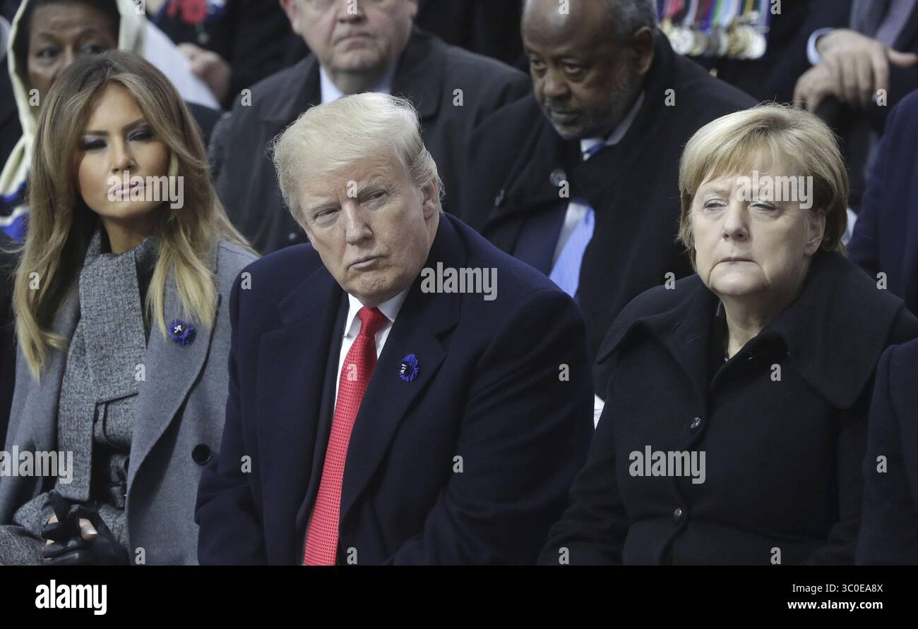 11 novembre 2018 - Parigi, Francia - il presidente degli Stati Uniti Donald Trump si siede tra la cancelliera tedesca Angela Merkel, a destra, e la first lady Melania Trump durante gli eventi che celebrano il centenario dell'Armistizio all'Arco di Trionfo l'11 novembre 2018 a Parigi, Francia. (Immagine di credito: © Kremlin Pool via ZUMA Wire) Foto Stock