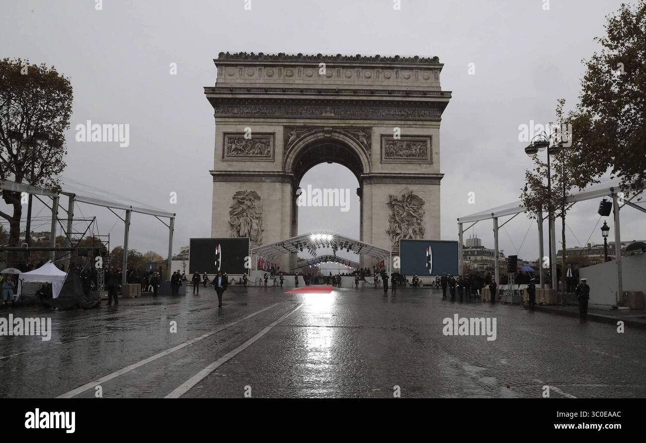 11 novembre 2018 - Parigi, Francia - la pioggia cade sugli Champs-Elysees mentre i leader mondiali si riuniscono per il Centenario dell'Armistizio all'Arco di Trionfo durante le cerimonie che segnano la fine della guerra l'11 novembre 2018 a Parigi, Francia. (Immagine di credito: © Kremlin Pool via ZUMA Wire) Foto Stock