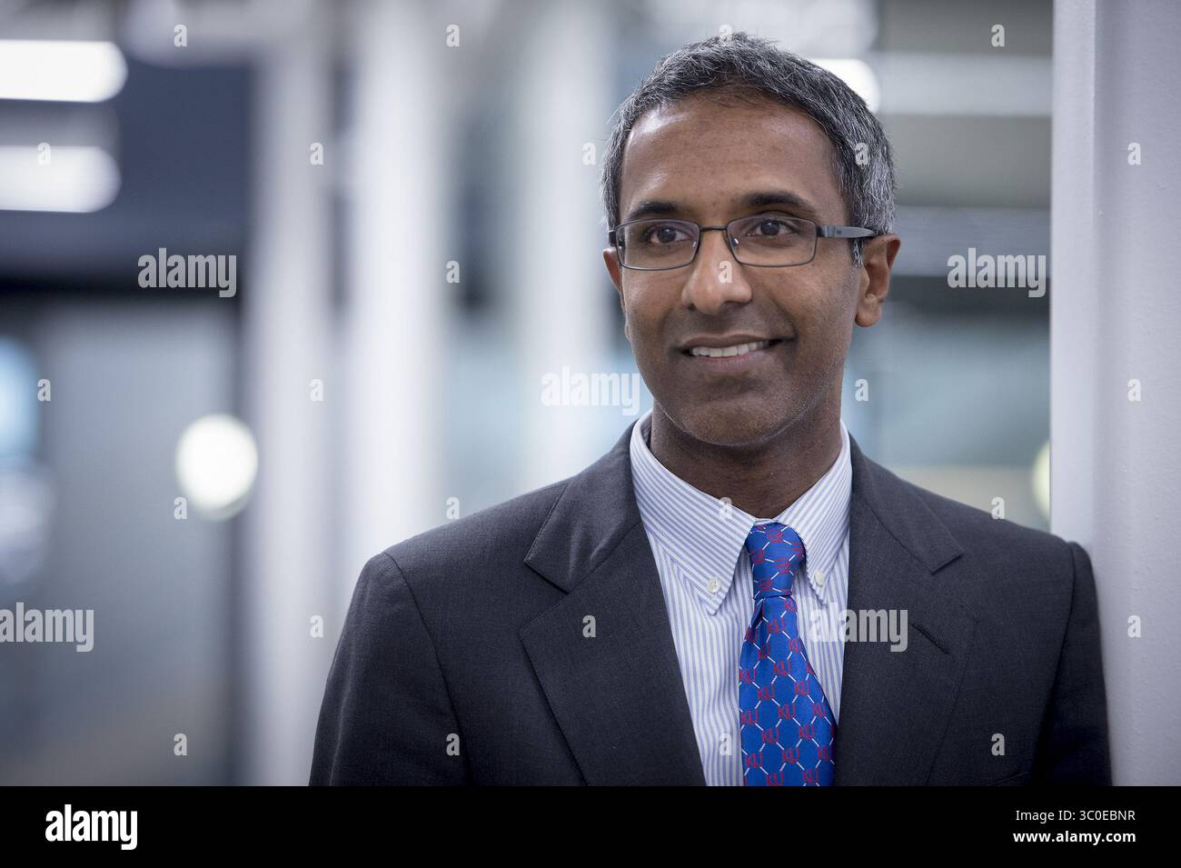 7 novembre 2018 - Kansas City, MO, USA - "siamo certamente consapevoli che gli individui usano la marijuana per una varietà di motivi diversi, ma come medici non ci sono chiare indicazioni che abbiamo per l'uso della marijuana", ha affermato Joshua Mammen, onocologo e presidente della Kansas City Medical Society. "Certamente pensiamo che sia qualcosa che potrebbe essere studiato e che debba essere studiato. (Immagine di credito: © Tammy Ljungblad/Kansas City Star/TNS via ZUMA Wire) Foto Stock