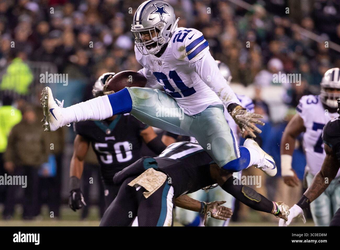 11 novembre 2018: Il running back dei Dallas Cowboys Ezekiel Elliott (21) salta contro la safety dei Philadelphia Eagles tre Sullivan (37) mentre corre con il pallone durante la partita NFL tra i Dallas Cowboys e i Philadelphia Eagles al Lincoln Financial Field di Philadelphia, Pennsylvania. Christopher Szagola/CSM(immagine di credito: &Copy; Chris Szagola/CSM tramite filo ZUMA) Foto Stock