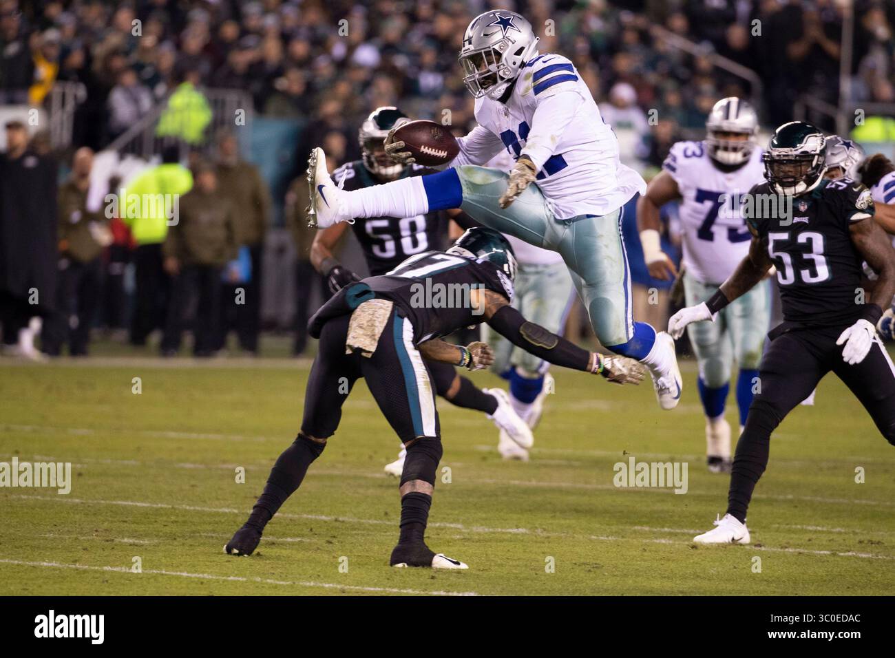 11 novembre 2018: Il running back dei Dallas Cowboys Ezekiel Elliott (21) salta contro la safety dei Philadelphia Eagles tre Sullivan (37) mentre corre con il pallone durante la partita NFL tra i Dallas Cowboys e i Philadelphia Eagles al Lincoln Financial Field di Philadelphia, Pennsylvania. Christopher Szagola/CSM(immagine di credito: &Copy; Chris Szagola/CSM tramite filo ZUMA) Foto Stock