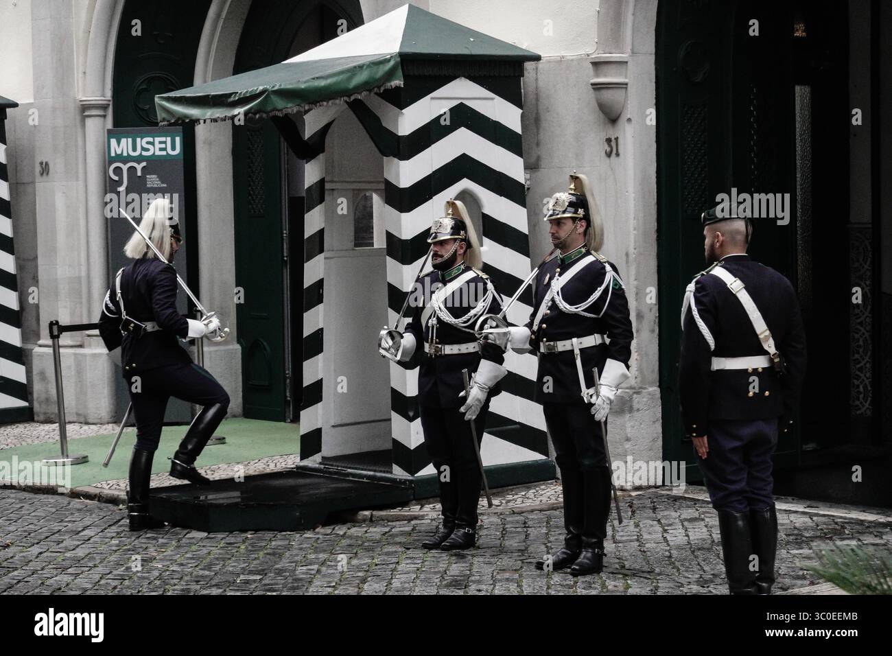 31 ottobre 2018 - Lisbona, Portogallo - cambio di guardia all'ingresso della Guardia Nacional Republicana, la Guardia Nazionale Repubblicana o GNR. I membri del GNR sono personale militare, soggetto alla legge e all'organizzazione militare responsabile della polizia preventiva e della pattuglia autostradale nelle campagne e nelle piccole città del Portogallo continentale, dell'applicazione delle dogane, del controllo costiero, della protezione della natura, delle operazioni di ricerca e salvataggio e delle guardie d'onore cerimoniali statali. (Immagine di credito: © Nir Alon/ZUMA Wire) Foto Stock
