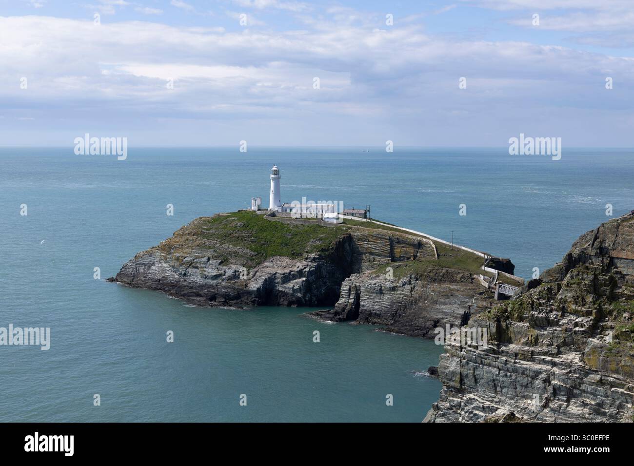 Faro di South Stack in una giornata di sole. Anglesey, Galles, Regno Unito Foto Stock