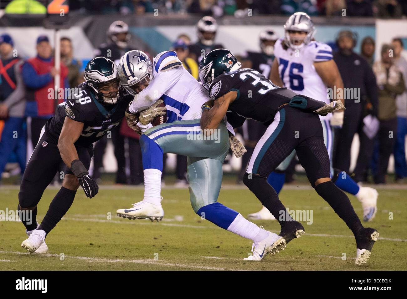 11 novembre 2018: Il running back dei Dallas Cowboys Ezekiel Elliott (21) corre con la palla mentre viene colpito dal linebacker dei Philadelphia Eagles Jordan Hicks (58) e dalla safety tre Sullivan (37) durante la gara NFL tra i Dallas Cowboys e i Philadelphia Eagles al Lincoln Financial Field di Philadelphia, Pennsylvania. Christopher Szagola/CSM(immagine di credito: &Copy; Chris Szagola/CSM tramite filo ZUMA) Foto Stock