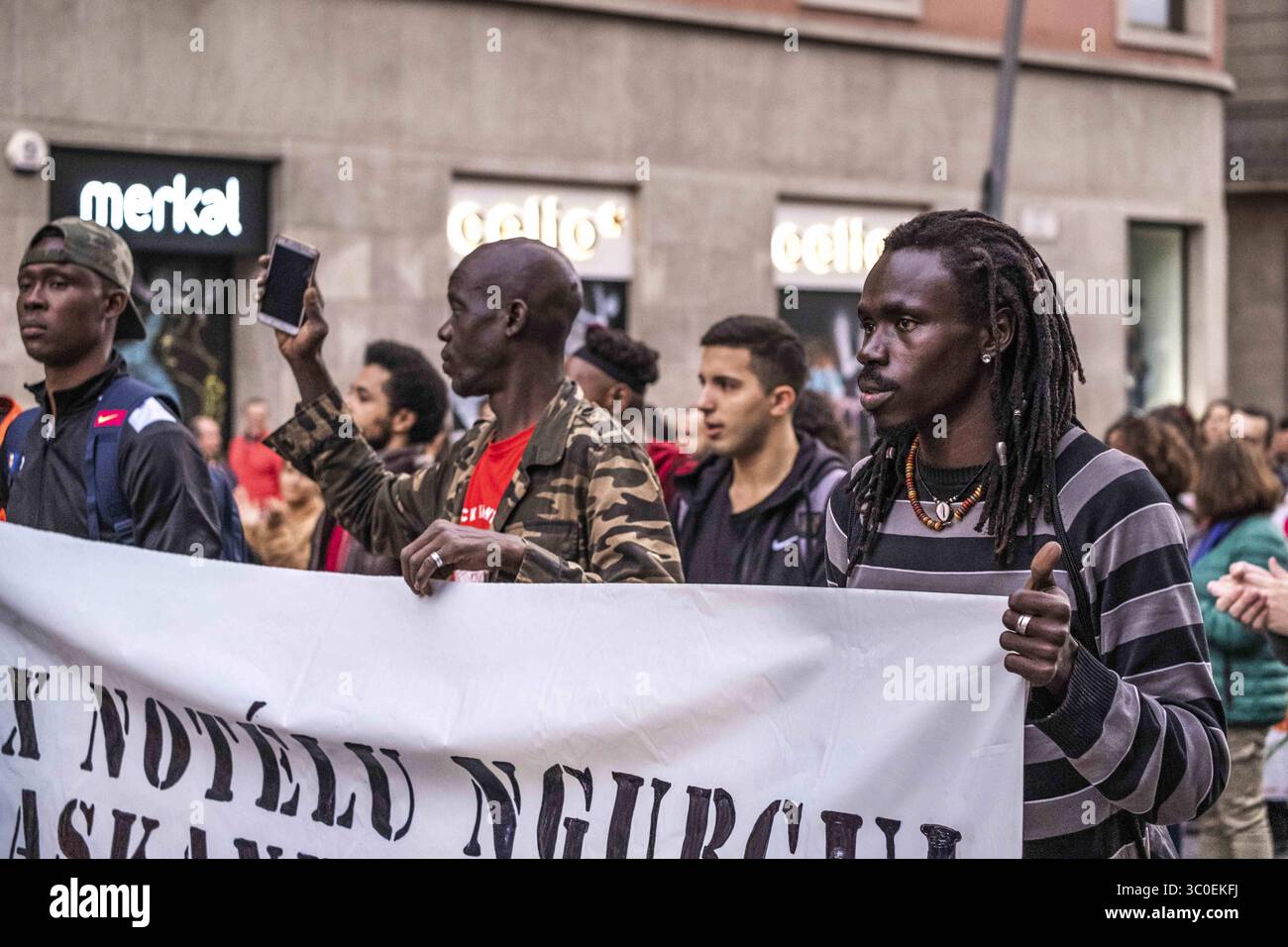 11 novembre 2018 - Barcellona, Catalogna, Spagna - molti manifestanti neri sono visti dietro lo striscione durante la manifestazione.Una nuova manifestazione contro il razzismo istituzionale ha attraversato le strade del centro di Barcellona. Accompagnati da organizzazioni sociali e dal sindacato dei venditori ambulanti, più di 500 persone hanno dichiarato di porre fine al razzismo a Barcellona e hanno denunciato le identificazioni della polizia in base al colore della loro pelle. (Immagine di credito: © immagini Paco Freire/SOPA tramite cavo ZUMA) Foto Stock