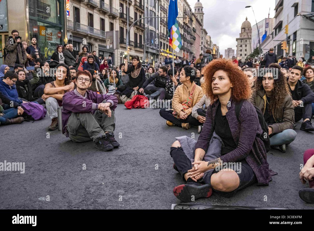 11 novembre 2018 - Barcellona, Catalogna, Spagna - durante la seduta della manifestazione si vedono diversi manifestanti ascoltando le dichiarazioni..Una nuova manifestazione contro il razzismo istituzionale ha attraversato le strade del centro di Barcellona. Accompagnati da organizzazioni sociali e dal sindacato dei venditori ambulanti, più di 500 persone hanno dichiarato di porre fine al razzismo a Barcellona e hanno denunciato le identificazioni della polizia in base al colore della loro pelle. (Immagine di credito: © immagini Paco Freire/SOPA tramite cavo ZUMA) Foto Stock