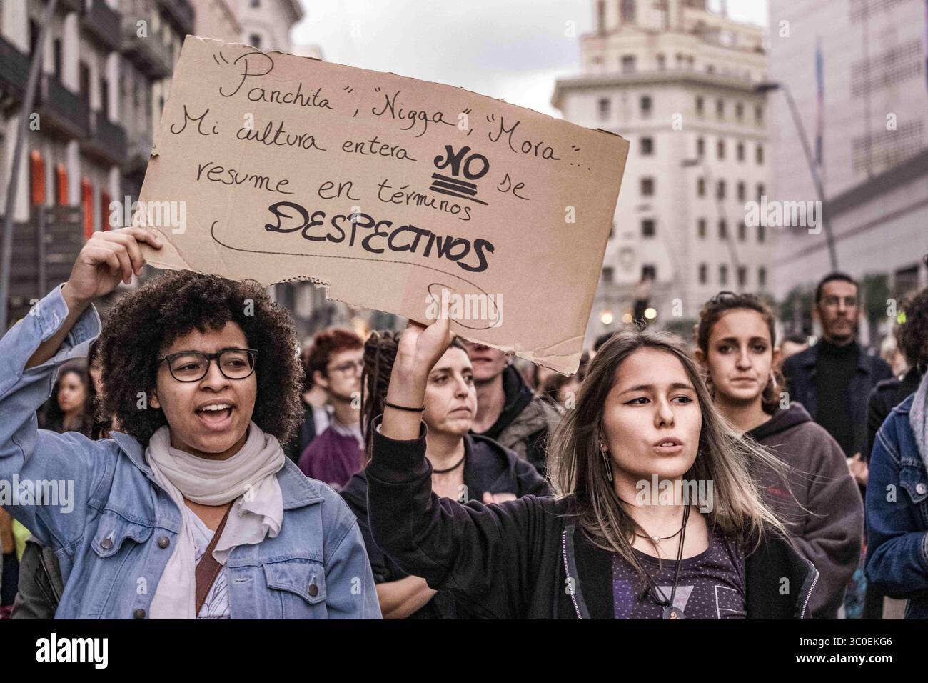 11 novembre 2018 - Barcellona, Catalogna, Spagna - durante la protesta si vedono due giovani donne con un cartello contro il razzismo istituzionale. Una nuova manifestazione contro il razzismo istituzionale ha attraversato le strade del centro di Barcellona. Accompagnati da organizzazioni sociali e dal sindacato dei venditori ambulanti, più di 500 persone hanno dichiarato di porre fine al razzismo a Barcellona e hanno denunciato le identificazioni della polizia in base al colore della loro pelle. (Immagine di credito: © immagini Paco Freire/SOPA tramite cavo ZUMA) Foto Stock