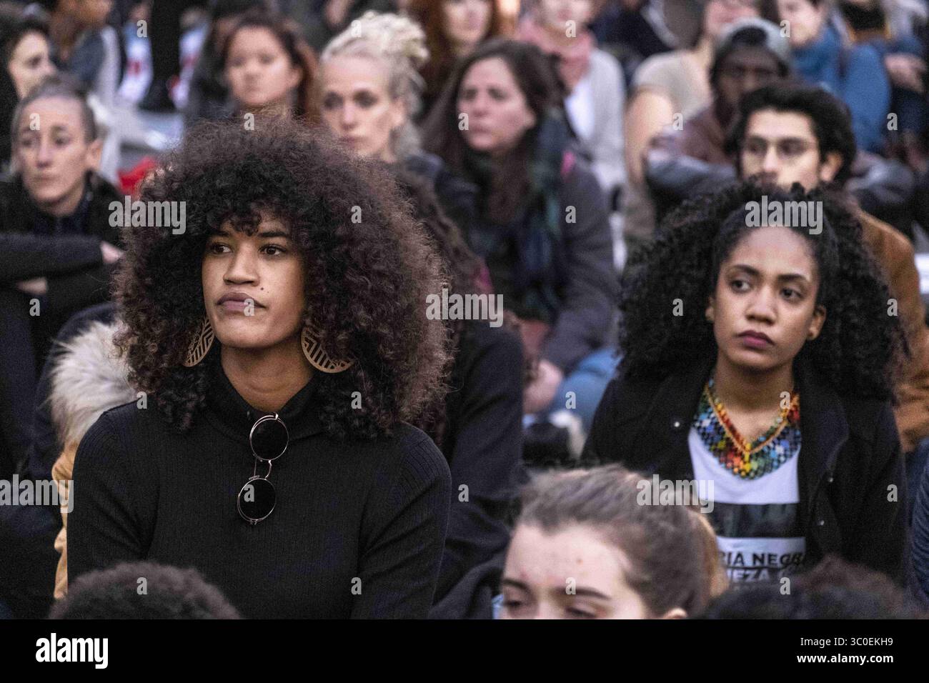 11 novembre 2018 - Barcellona, Catalogna, Spagna - due donne sono sedute a terra durante la manifestazione ascoltando le dichiarazioni..Una nuova manifestazione contro il razzismo istituzionale ha attraversato le strade del centro di Barcellona. Accompagnati da organizzazioni sociali e dal sindacato dei venditori ambulanti, più di 500 persone hanno dichiarato di porre fine al razzismo a Barcellona e hanno denunciato le identificazioni della polizia in base al colore della loro pelle. (Immagine di credito: © immagini Paco Freire/SOPA tramite cavo ZUMA) Foto Stock