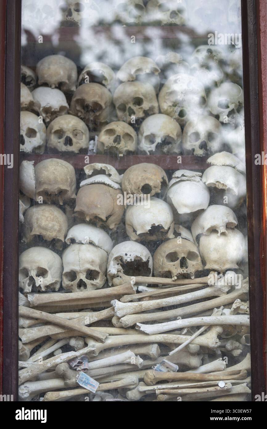 Santuario con teschio umano, memoriale delle vittime del regime degli khmer rossi, Wat Thmei, Siem Reap, Cambogia Foto Stock