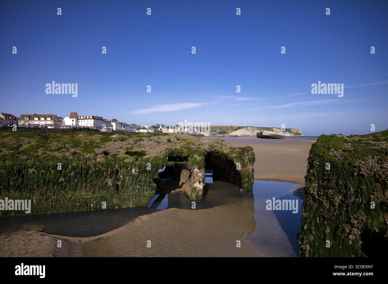 I cassoni di Phoenix, le scatole di cemento, i cassoni, sono stati utilizzati nel mare come frangiflutti e per formare un porto improvvisato, Mulberry B Harbour, Mulberry Harbou Foto Stock
