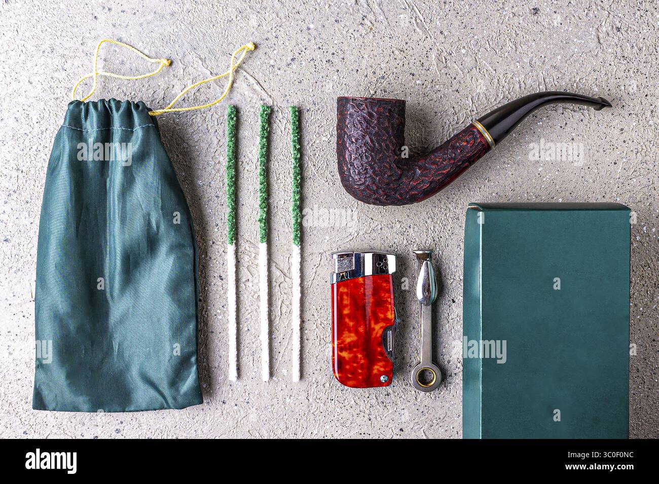 Pipa, accendisigari, rammer, sacca per tabacco su sfondo grigio Foto Stock