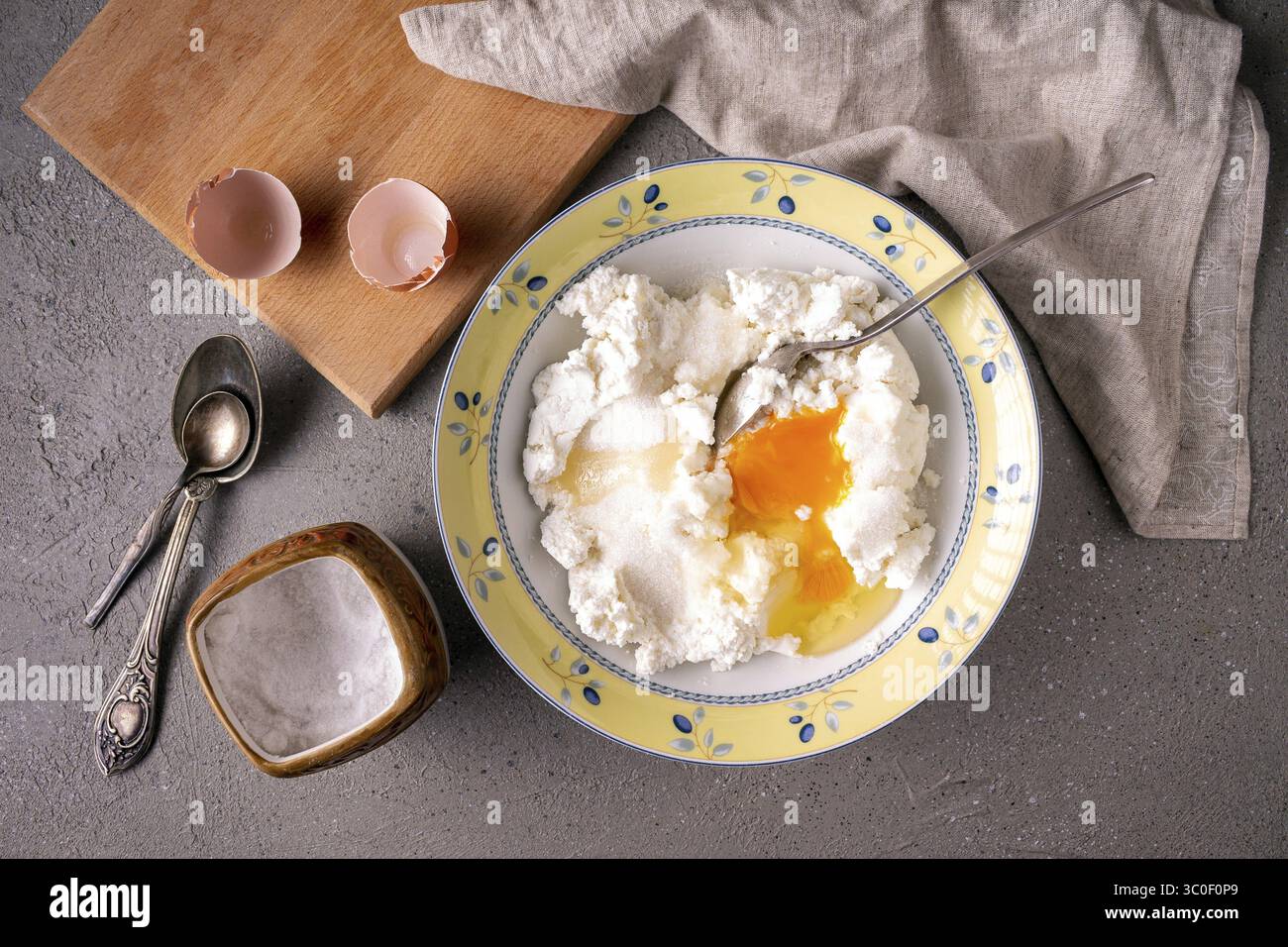 Il processo di preparazione della cheesecake a casa Foto Stock