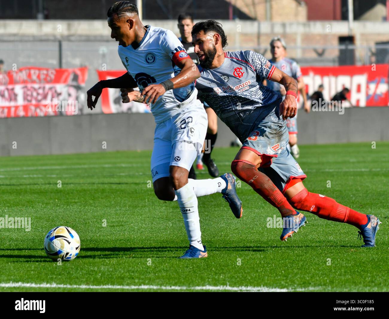 Buenos Aires, Argentina. 20 luglio 2025. Stadio Claudio Tapia, Buenos Aires, Argentina. Sebastian Villa (a sinistra) e Rafael Barrios (a destra) combattono per il pallone nella partita tra Barracas Central e independiente Rivadavia de Mendoza. Liga Profesional de Futbol Argentina AFA credito: Facundo Morales/alamy Live News solo per uso editoriale credito: Facundo Morales/Alamy Live News Foto Stock