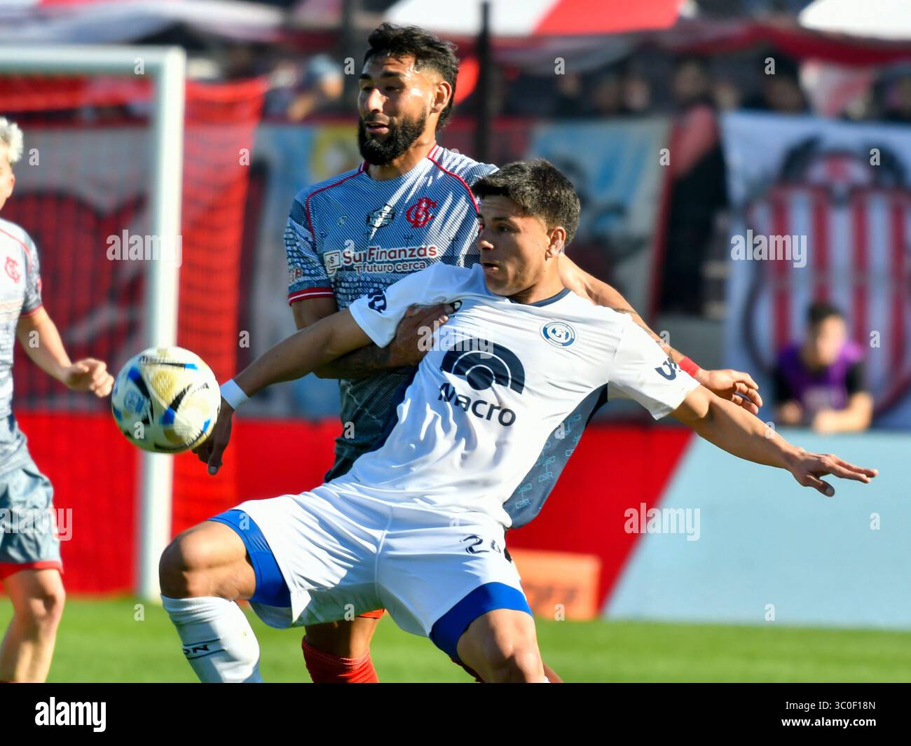 Buenos Aires, Argentina. 20 luglio 2025. Stadio Claudio Tapia, Buenos Aires, Argentina. Rafael Barrios (a sinistra) e Thomas Ortega (a destra) combattono per la palla nella partita tra Barracas Central e independiente Rivadavia de Mendoza. Liga Profesional de Futbol Argentina AFA credito: Facundo Morales/alamy Live News solo per uso editoriale credito: Facundo Morales/Alamy Live News Foto Stock
