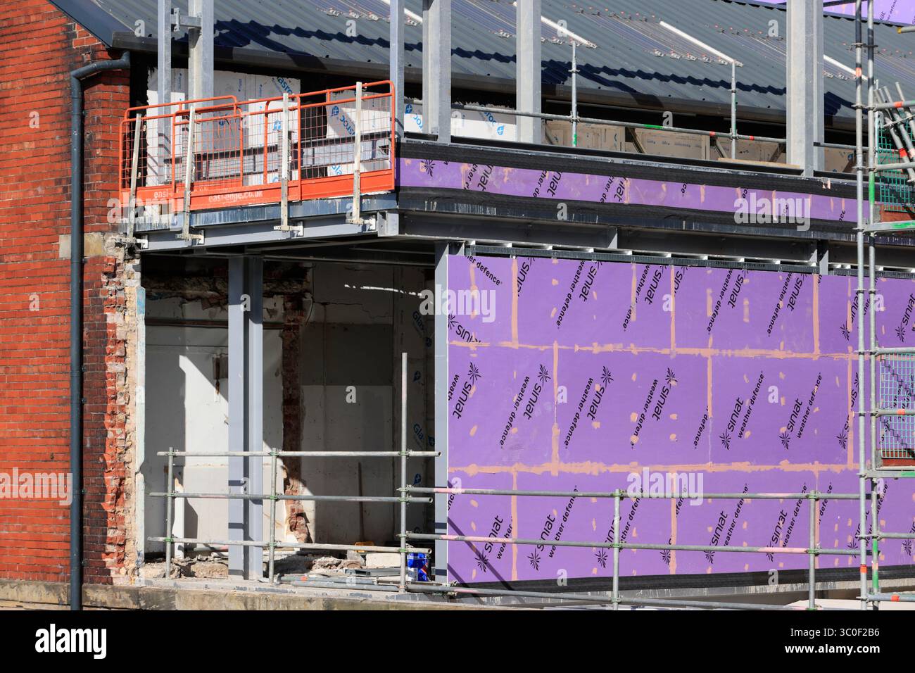Installazione di telai in acciaio per la costruzione di collegamenti civici Radcliffe a Greater manchester nel regno unito Foto Stock