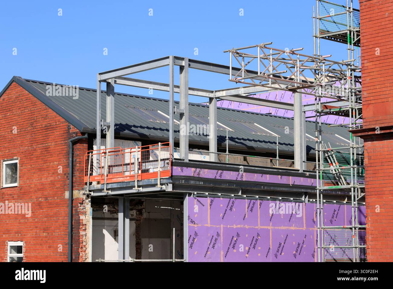 Installazione di telai in acciaio per la costruzione di collegamenti civici Radcliffe a Greater manchester nel regno unito Foto Stock