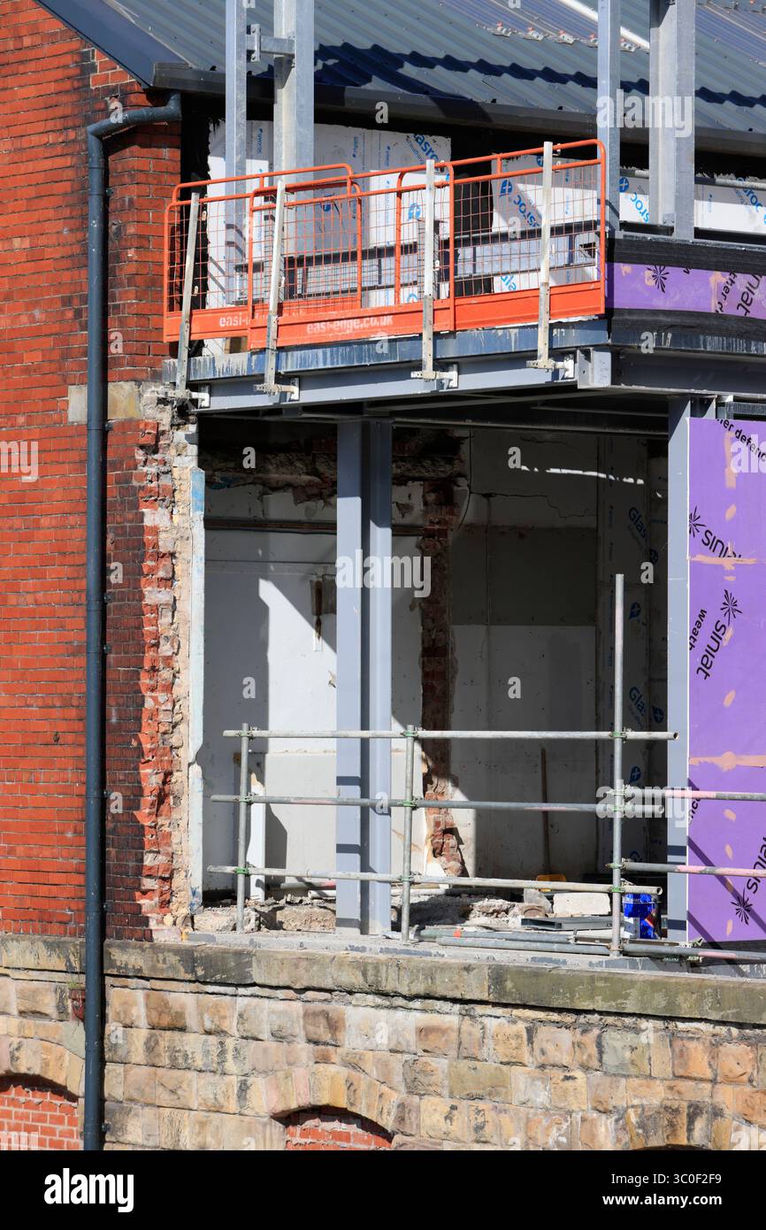 Installazione di telai in acciaio per la costruzione di collegamenti civici Radcliffe a Greater manchester nel regno unito Foto Stock