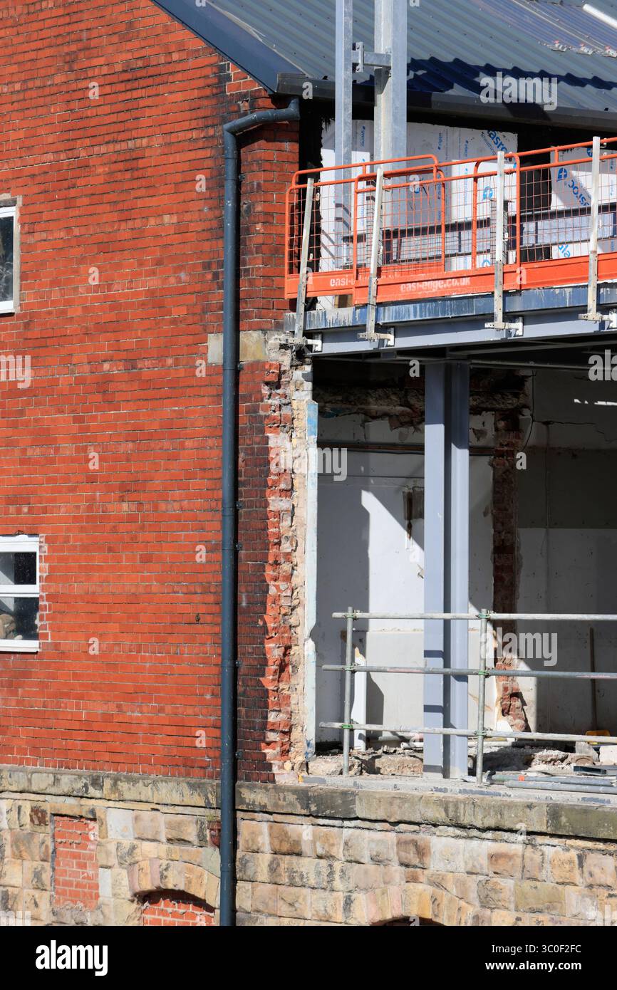 Installazione di telai in acciaio per la costruzione di collegamenti civici Radcliffe a Greater manchester nel regno unito Foto Stock