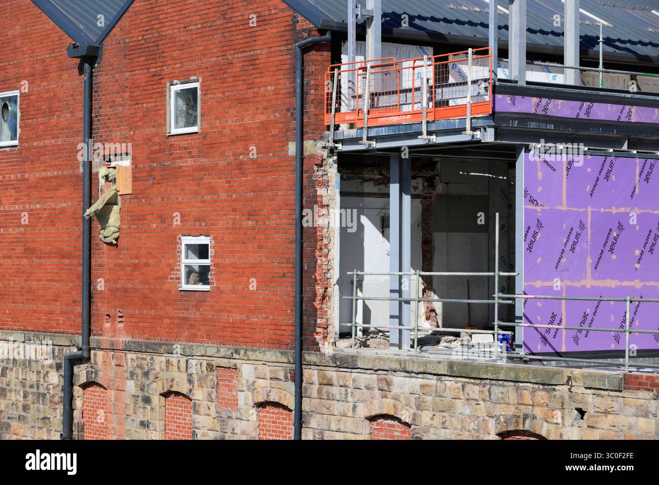 Installazione di telai in acciaio per la costruzione di collegamenti civici Radcliffe a Greater manchester nel regno unito Foto Stock