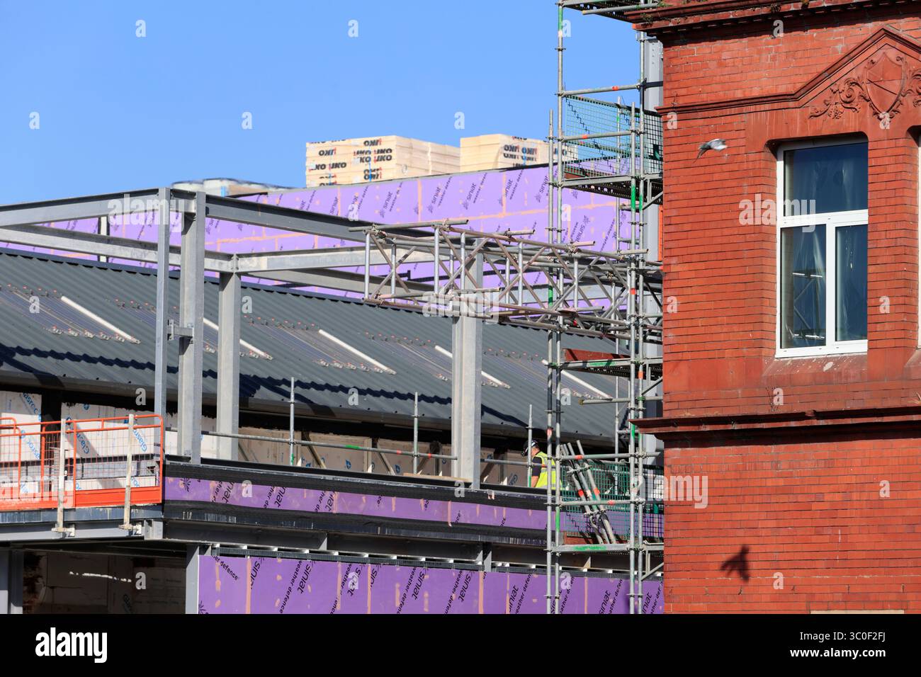 Installazione di telai in acciaio per la costruzione di collegamenti civici Radcliffe a Greater manchester nel regno unito Foto Stock