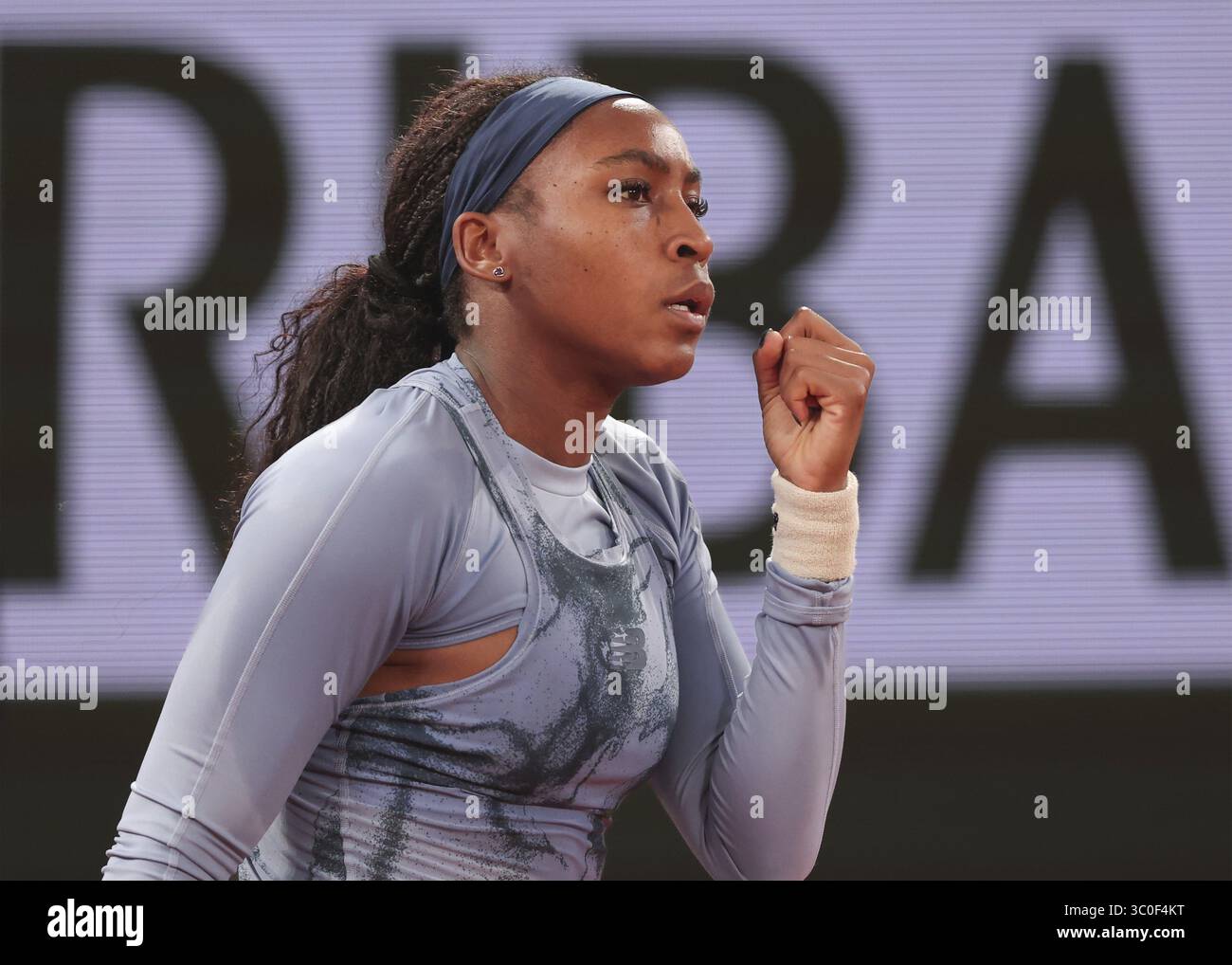 Il tennista americano Coco Gauff festeggia all'Open di Francia 2025, Roland Garros, Parigi, Francia Foto Stock