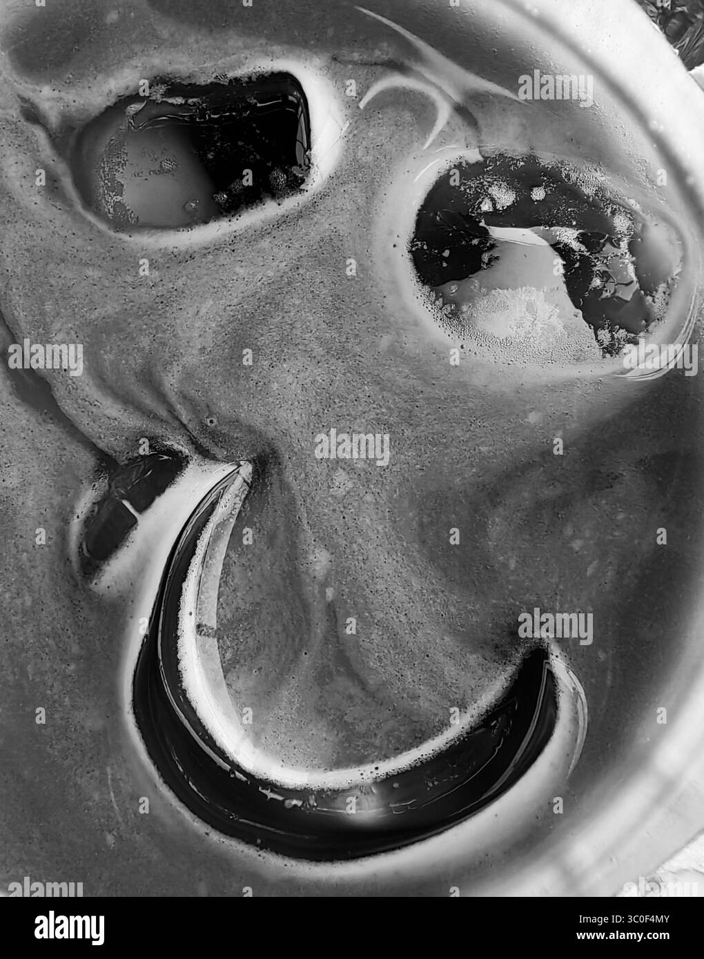 Sorriso freddo: Espressione astratta del ristoro estivo. Tonalità monocromatiche. Foto Stock