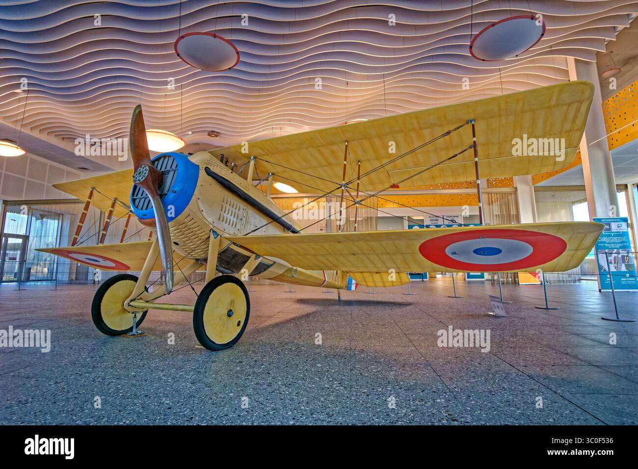 Il biplano SPAD IV di Louis Bleriot in mostra al porto dei traghetti di Calais. Questa è stata la prima versione SPAD sincronizzata per sparare proiettili attraverso l'elica. Foto Stock