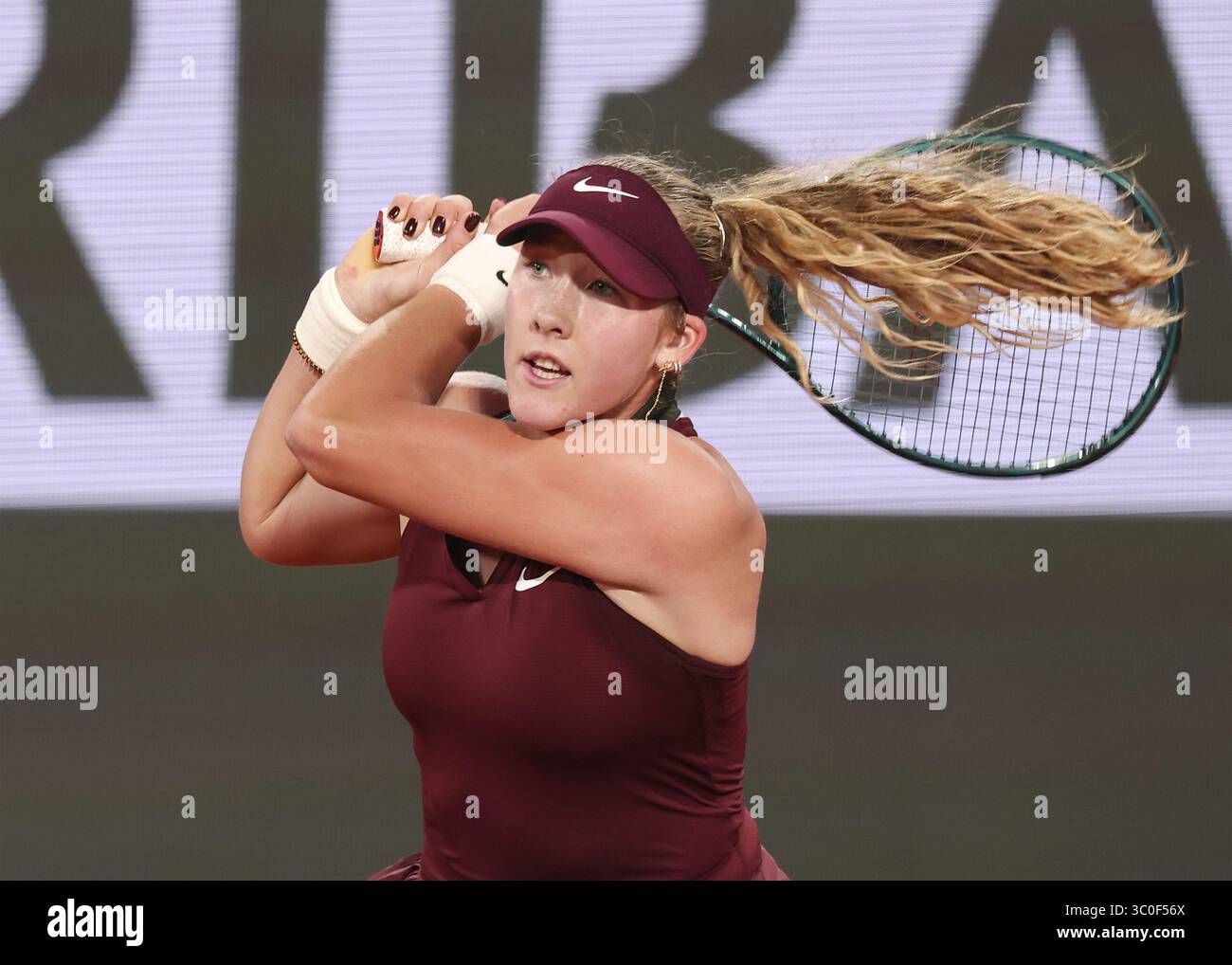 La tennista russa Mirra Andreeva in azione all'Open di Francia 2025, Roland Garros, Parigi, Francia Foto Stock