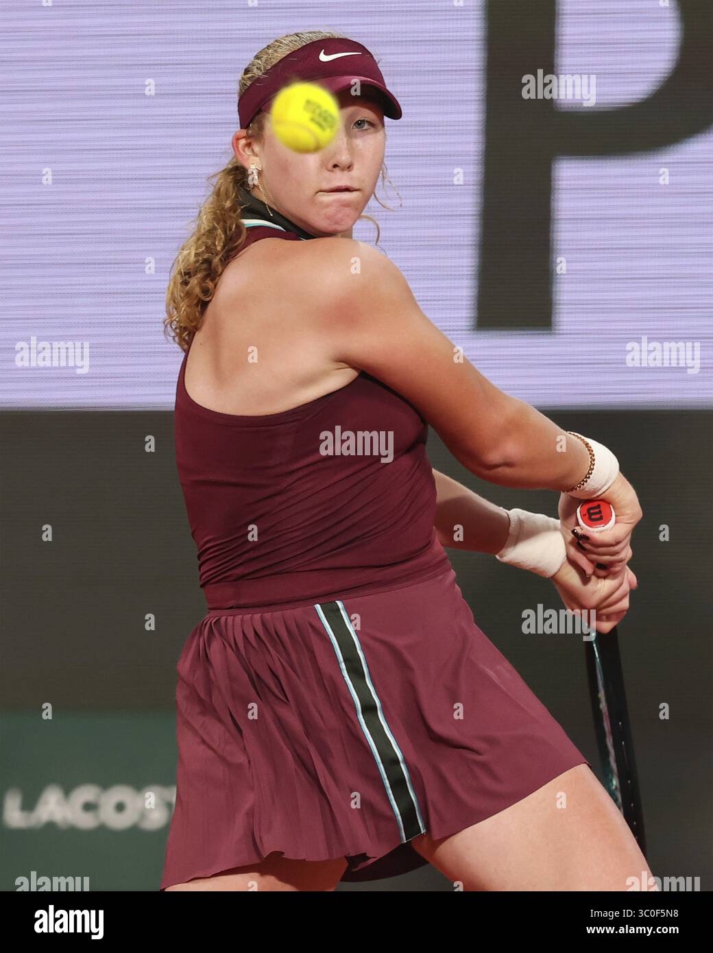 La tennista russa Mirra Andreeva in azione all'Open di Francia 2025, Roland Garros, Parigi, Francia Foto Stock