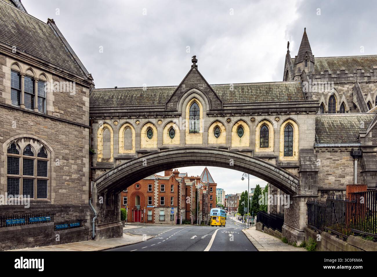 Ponte pedonale coperto che collega la cattedrale di Christ Church alla Synod Hall, Dublino Foto Stock