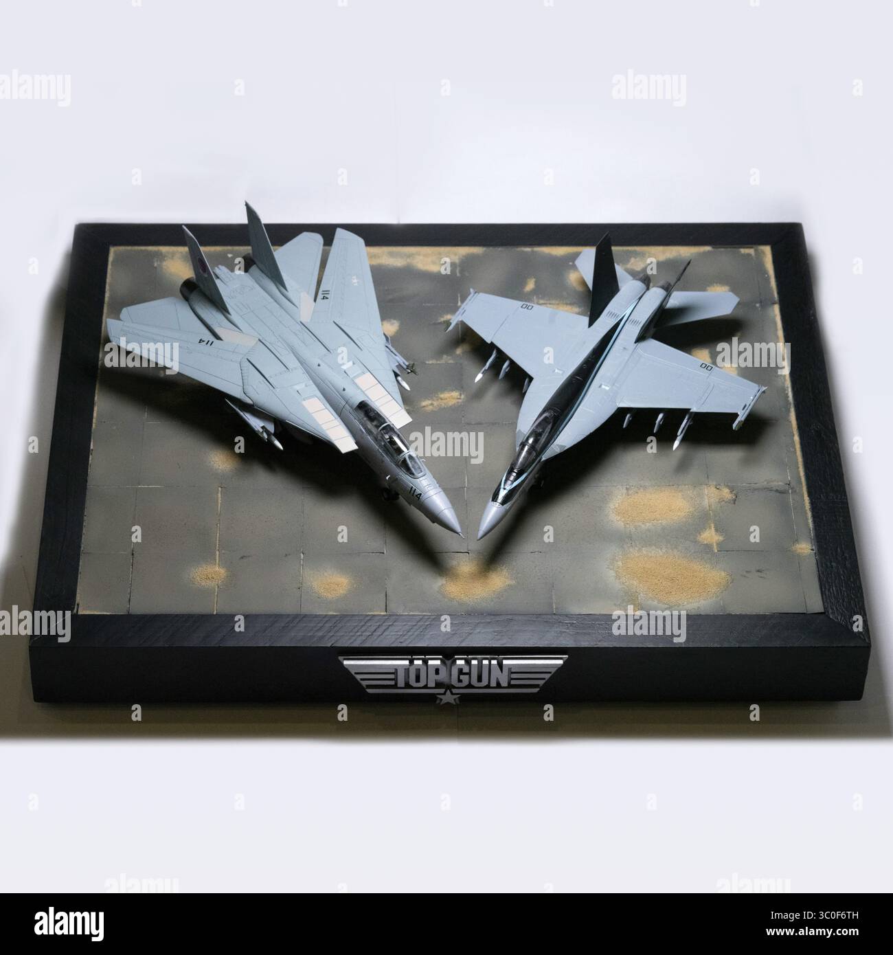 Top Gun Modelling: Caccia F-14D e F-18E sul diorama Foto Stock