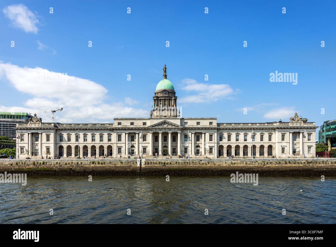 Il Custom House attraverso il fiume Liffey a Dublino, Irlanda. Foto Stock