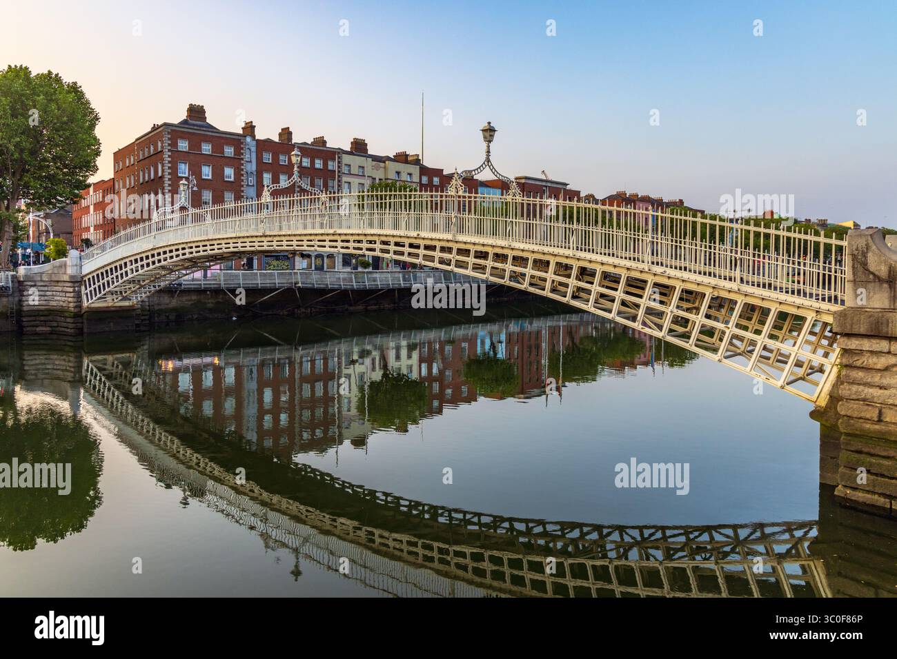 Il ponte Ha'penny è un ponte pedonale sul fiume Liffey a Dublino, Irlanda, noto per il suo bel design in ghisa e lo status iconico. Foto Stock