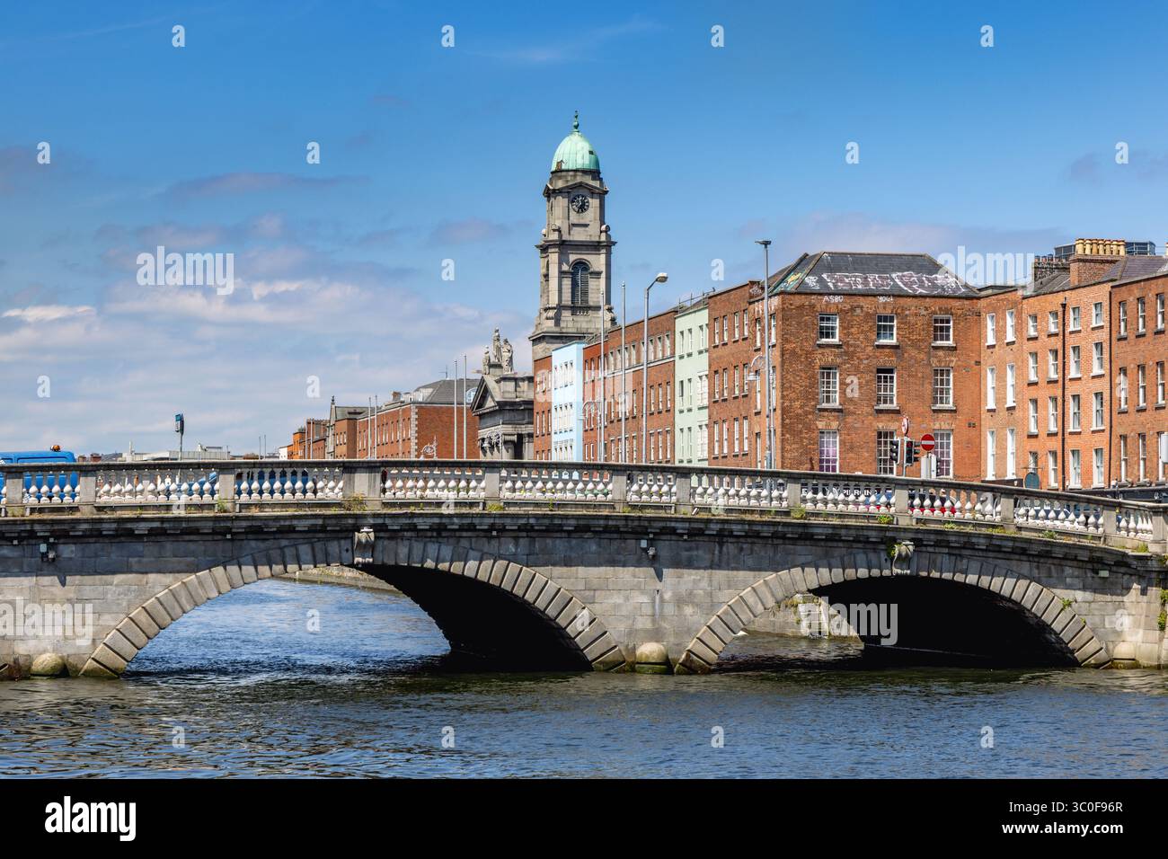 Il fiume Liffey con l'ex chiesa di San Paolo sullo sfondo, Dublino, Irlanda. Foto Stock