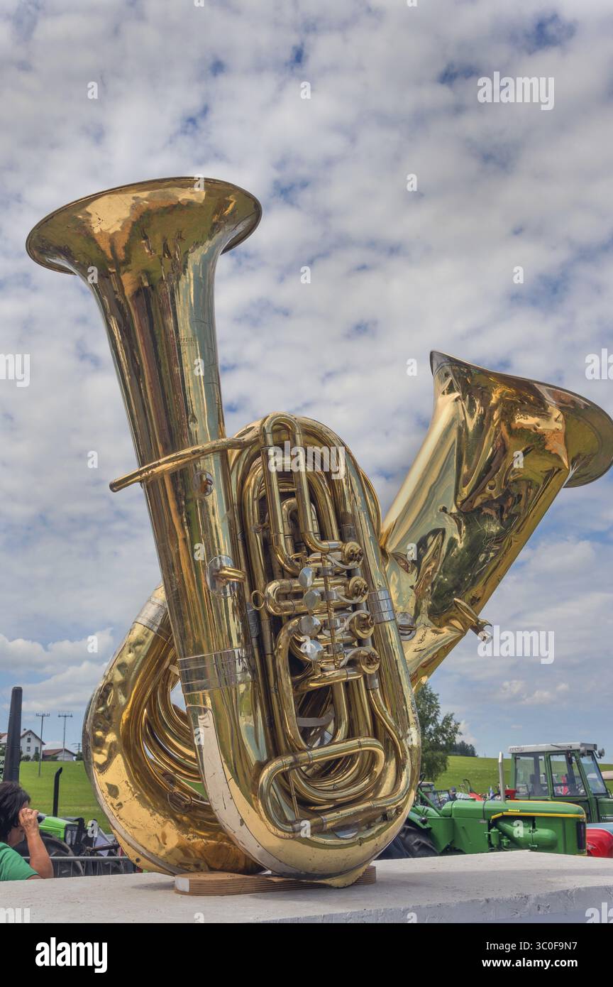 Festival della musica degli ottoni, all'ingresso due tubi di basso danneggiati a Reicholzried, Allgaeu, Svevia, Baviera, Germania Foto Stock