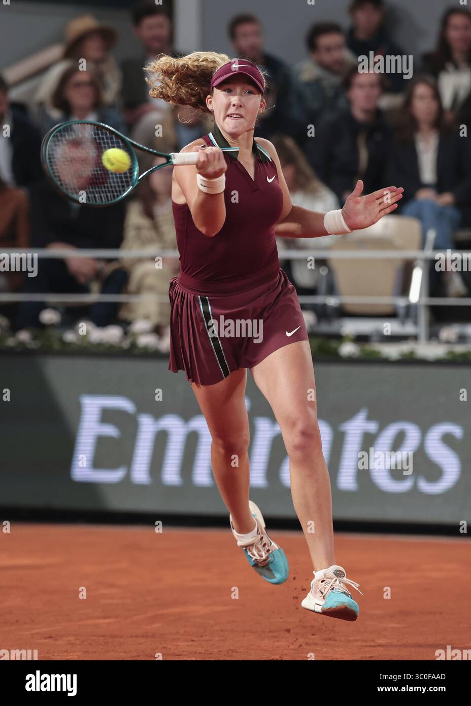 La tennista russa Mirra Andreeva in azione all'Open di Francia 2025, Roland Garros, Parigi, Francia Foto Stock