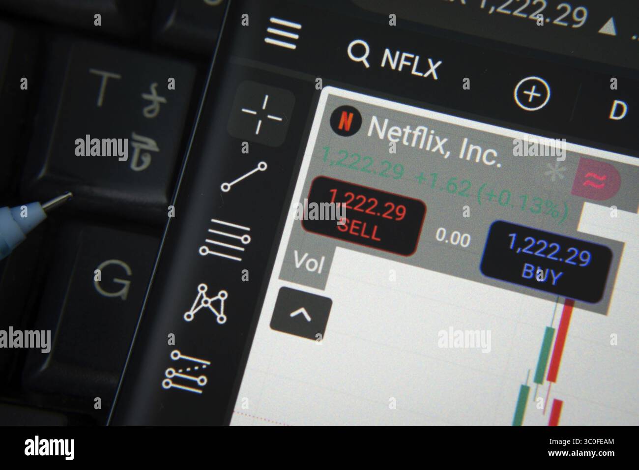 Dhaka, Bangladesh - 20 giugno 2025: Netflix Inc. Dettagli sul trading azionario su smartphone tramite tastiera Foto Stock