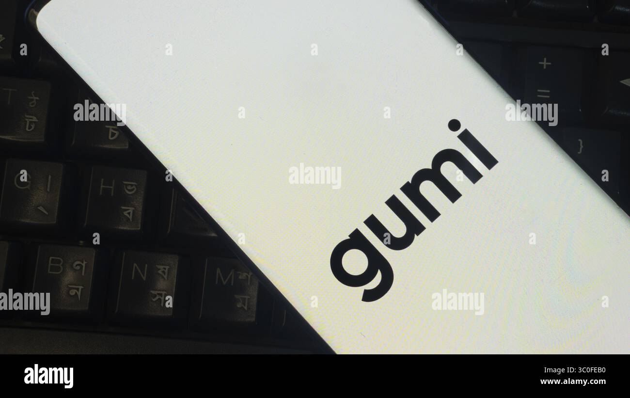 Telefono bianco con logo gumi su tastiera nera Foto Stock