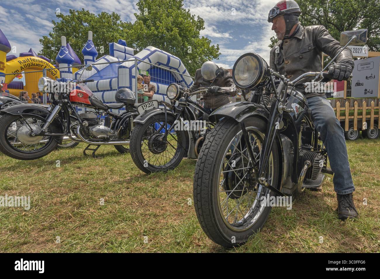 Riunione auto d'epoca, Zuendapp K 350 dal 1937, 12 cv, 349 cc, e moto BMW R 42 dal 1928, 12 cv, 494 cc, e Tornax V 200 dal 1952, con iLO en Foto Stock