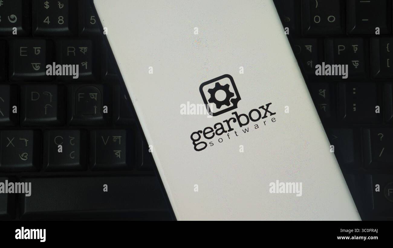 Logo del software Gearbox su uno smartphone sopra una tastiera Foto Stock