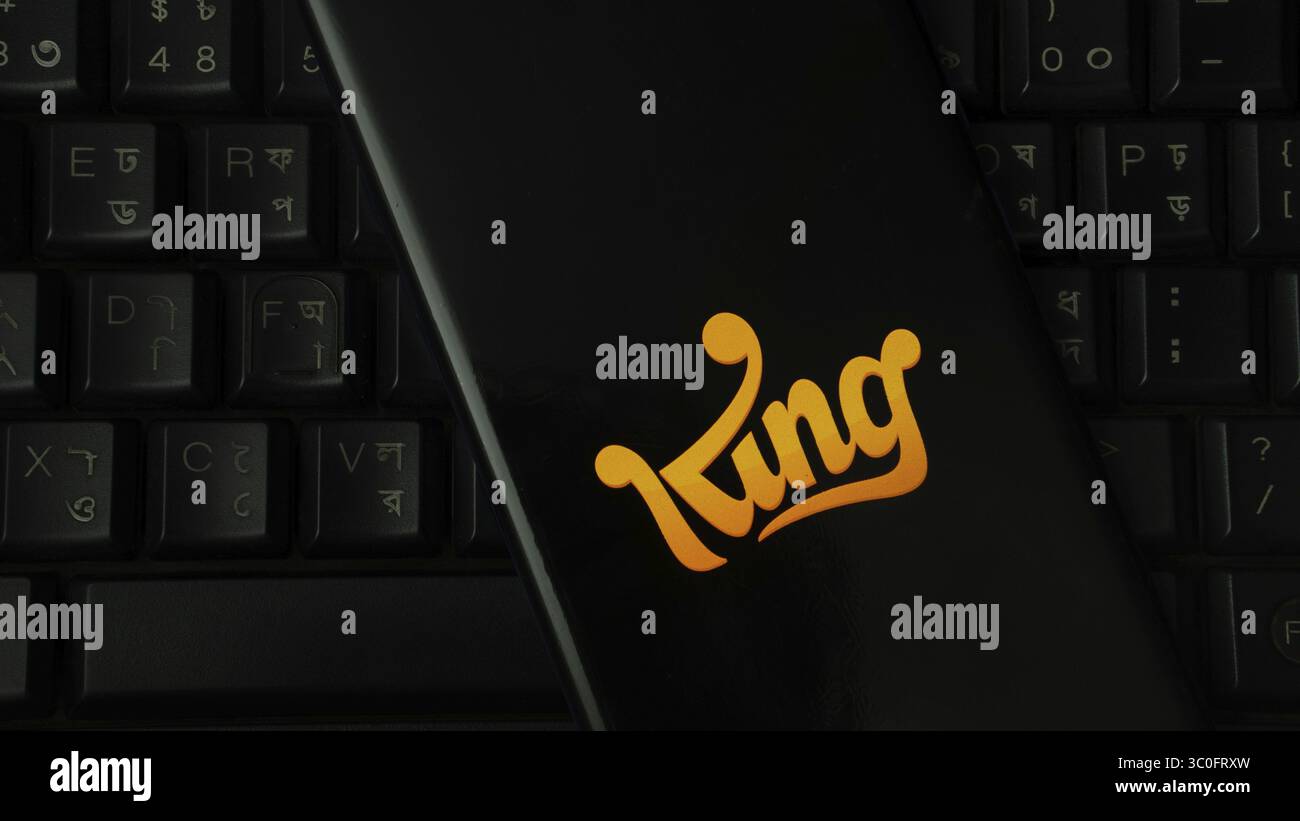 Elemento nero con logo arancione King sulla tastiera nera Foto Stock