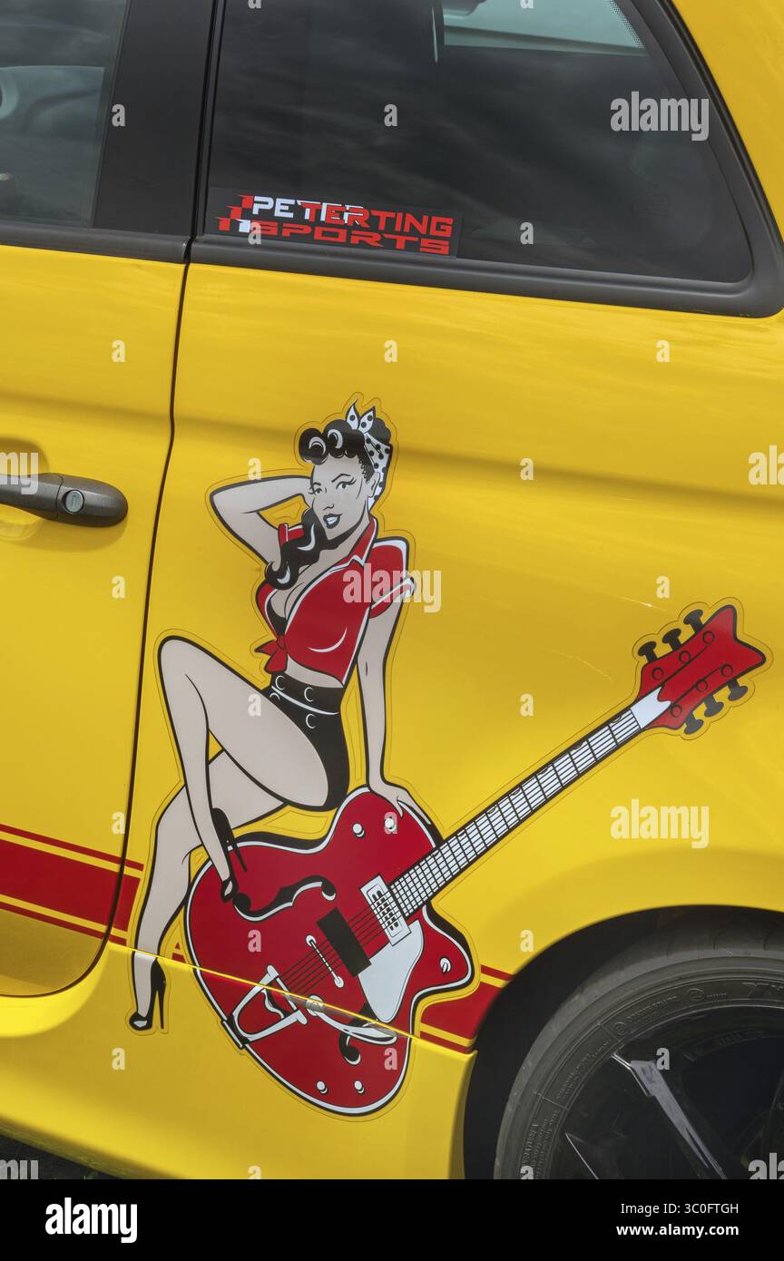 Riunione auto d'epoca, fumetto, ragazza alla chitarra, Fiat Abarth 595, 140 cv, 1400 cc, a Reicholzried, Allgaeu, Svevia, Baviera, Germania Foto Stock