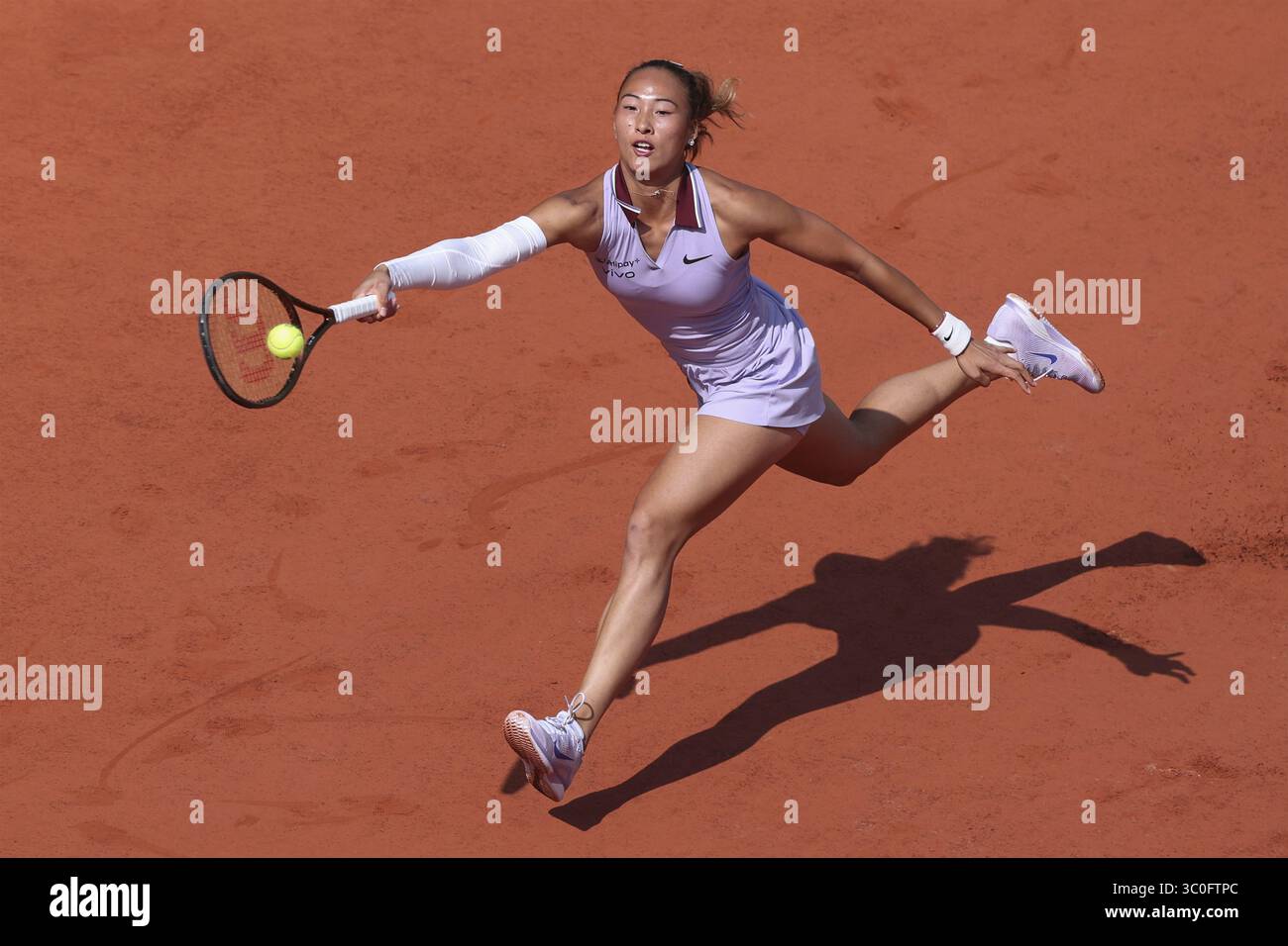 Tennista cinese Qinwen Zheng in azione all'Open di Francia, Roland Garros, Parigi, Francia Foto Stock
