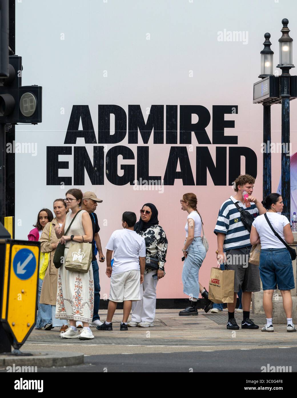 Londra, Regno Unito. 21 luglio 2025. Le persone passano davanti agli ormeggi di costruzione fuori Nike Town a Oxford Circus. Il negozio è attualmente in fase di rinnovamento e gli accumuli di costruzione mostrano un messaggio di attualità a sostegno della squadra di calcio femminile inglese, nota come Lionesses, che sta giocando a Euro 2025 in Svizzera. La loro partita successiva è la semifinale contro l'Italia il 22 luglio. Crediti: Stephen Chung / Alamy Live News Foto Stock